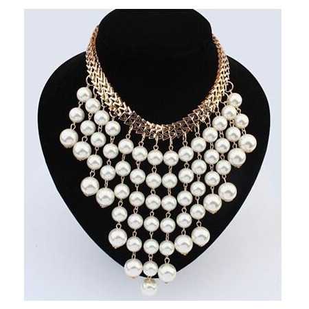 Fehér, gyöngyökkel díszített nyakék.